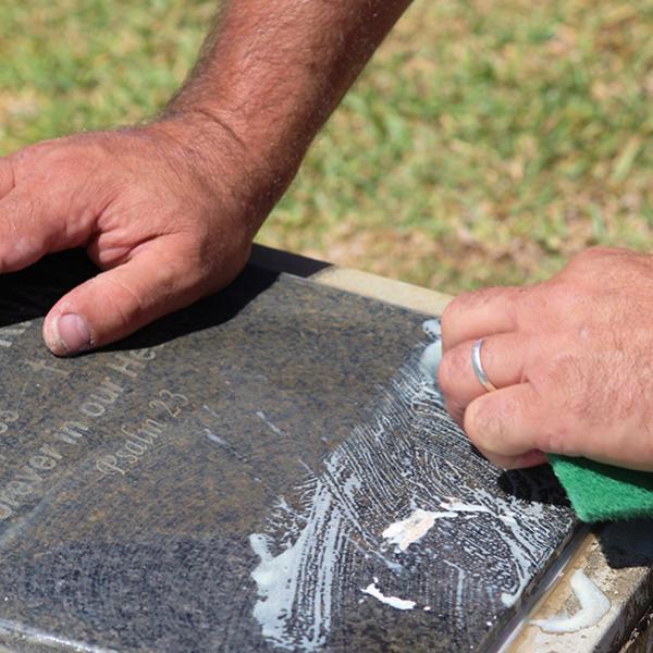 Entretien des pierres tombales