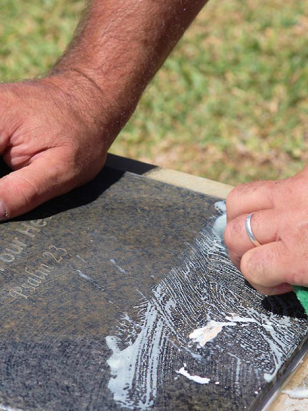 Entretien des pierres tombales